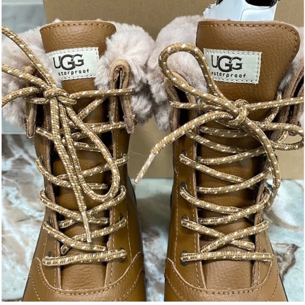 UGG ZAYLEE BOOT NWT in original box - Picture 8 of 11